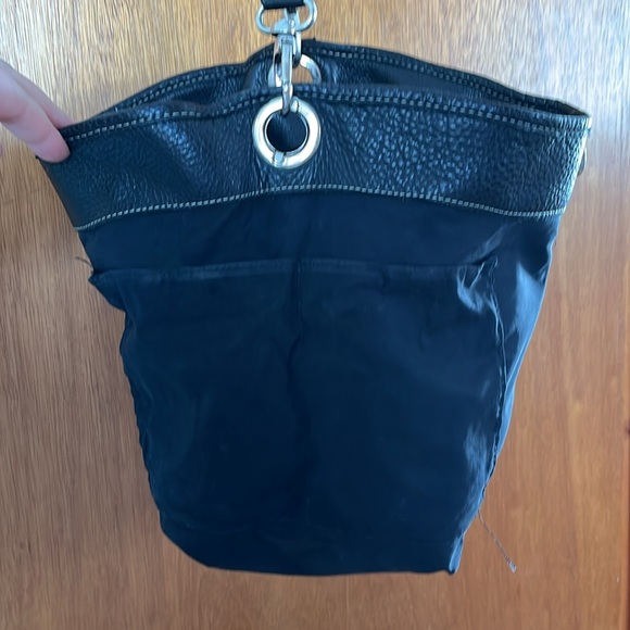 12. ROOTS VINTAGE LEATHER BUCKET CROSSBODY BAG! - Picture 4 of 7